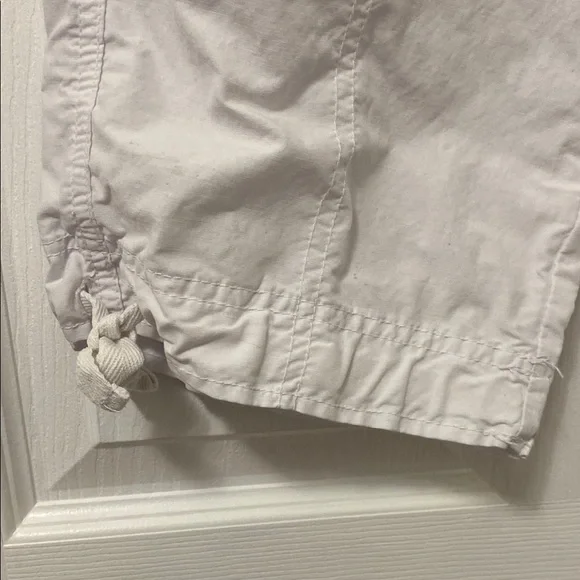 White Capris with Relaxed Fit and Utility Style - Picture 4 of 8